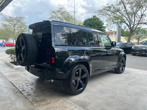 Land Rover Defender 110 Dynamic SE