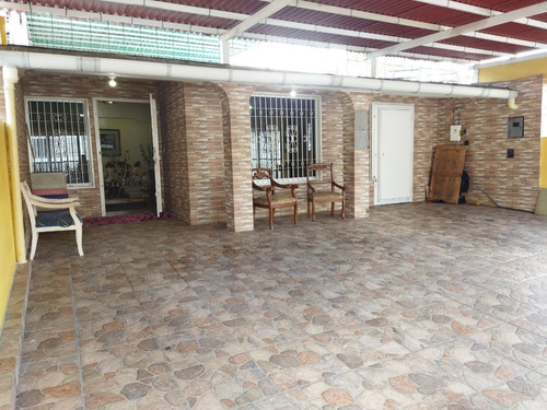 Imagen 4 de 8 de Casa En Urb. Colinas De Santa Rosa