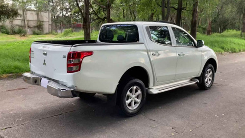 Imagen 13 de 15 de Mitsubishi L200 2017 4p Doble L4/2.5/t Diesel Man 4x4