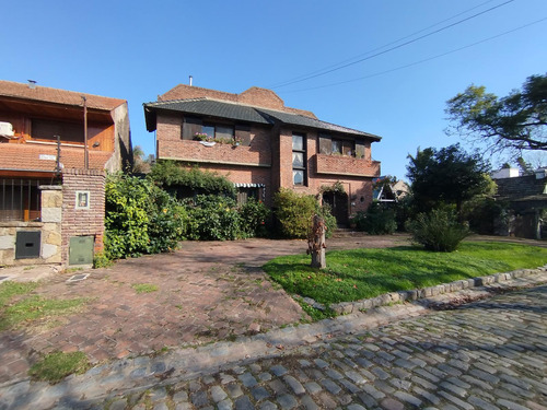 Importante Casa A Reciclar En Excelente Lote De 820 M²