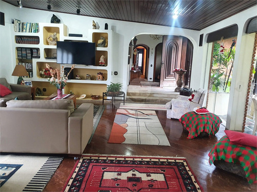 Imagem 6 de 30 de Linda Residência Em Um Bolsão Residencial Em Interlagos, Toda Rodeada Por Um Jardim. - Reo635752