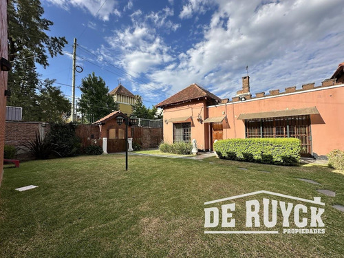 Casa Desarrollada En Una Sola Planta Sobre Amplio Lote