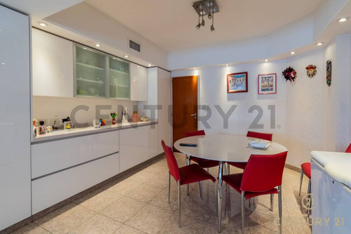 Venta Departamento 4 Ambientes Con Dependencia En Flores Sobre Avenida Avellaneda