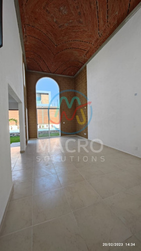 Casa En Venta Fracc. Tehuicil Con Jardín Amplio Y Alberca Escriturada