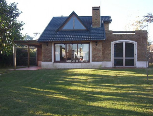 Casa En Pinares Con Vista Parcial Al Mar- Ref: 3807