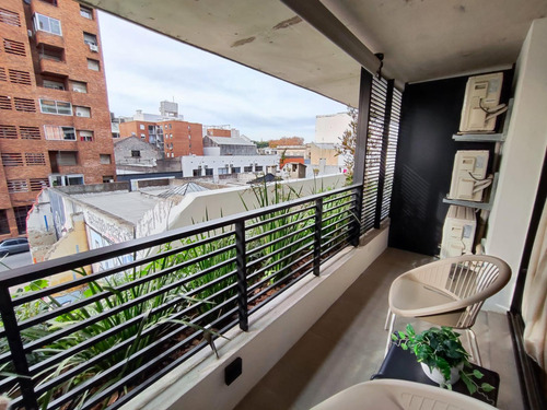 Venta Apartamento 2 Dormitorios. Piso Alto Sobre Av. Libertador. Balcón Soleado