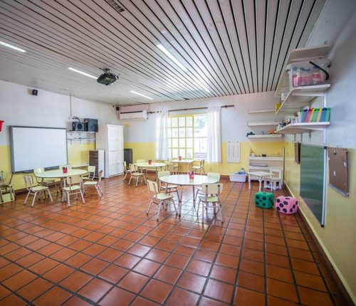 Importante Propiedad Comercial Para Varios Fines Educacion.