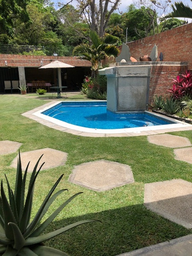 En Venta Bella Casa 563m²t Y 440m² C-5h+4b+1hs+1bs+piscina- T. Club Hipico