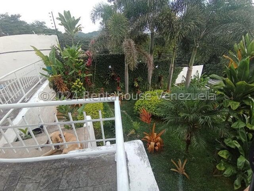 Hermosa Casa Con Estilo Moderno, De Dos Niveles, Cuenta Con Hall De Entrada, Sala De Estar, Tres Dormitorios Con Baños Y Vestier , Una Habitación Solo Con Baños, Un Medio Baños, Family Room