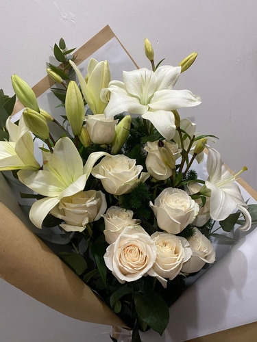 Ramo Rosas Blancas Y Liliums - Flores Naturales A Domicilio