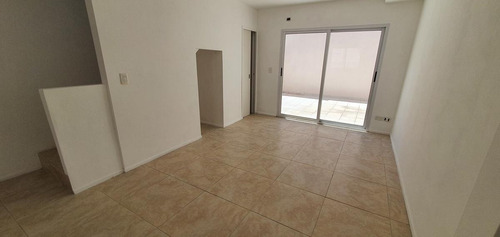 Imagen 2 de 16 de Ph 2 Ambientes Con Cochera Y Patio En Florida B-en Venta