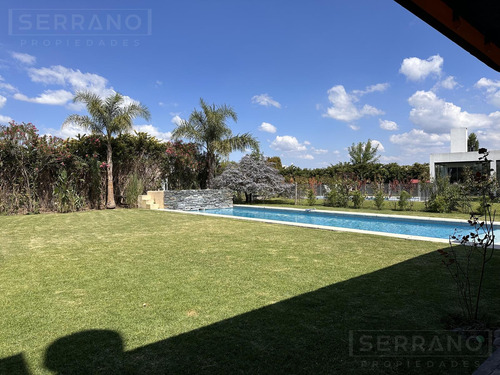 Casa En Alquiler Con Jardín Y Pileta Y En Haras Santa María, Loma Verde