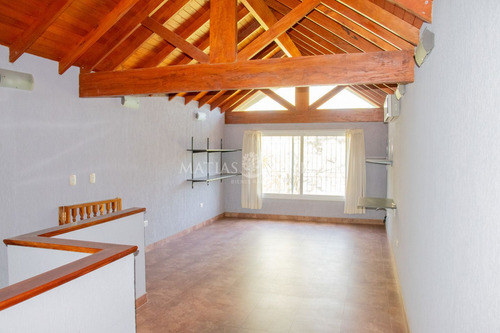 Propiedad De Categoría 5 Amb. Con Gran Lote En Parque Leloir