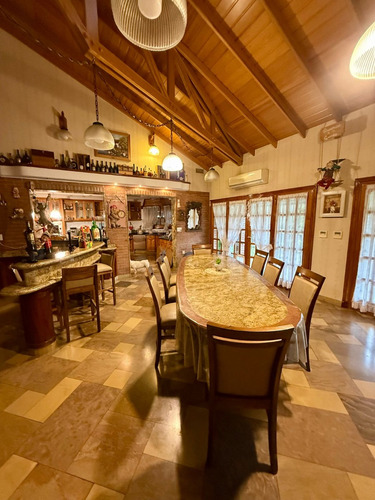 Chalet En 3 Niveles , 6 Amb. Con Piscina Cubierta Climatizada !!! Financia Dueño !!!