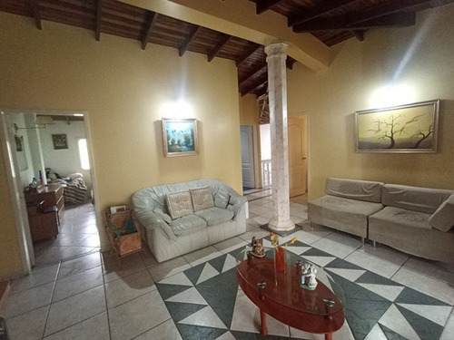 Lujosa Casa Con 4 Habitaciones Y 5 Puestos De Estacionamiento Se Vende En El Km 23 El Junquito - El Tibron