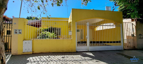 Venta Casa De 3 Ambientes Con Jardín - Santos Lugares.