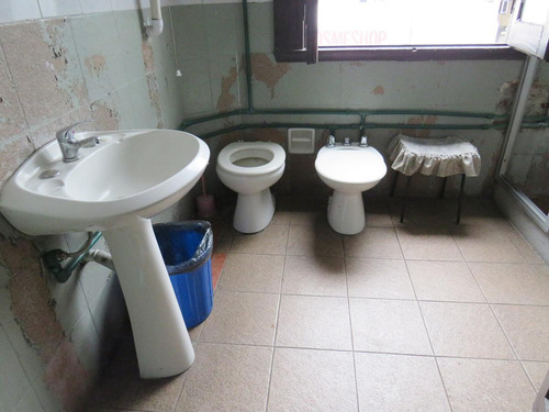 Venta Edificio Esquina Que Consta De Casa De Altos Y 2 Locales Con Renta En El Centro
