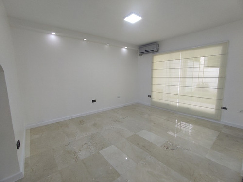 Lm Vende Casa En La Urb. La Trigaleña, Valencia.