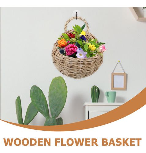 Cesta De Flores De Mimbre Colgada En La Pared