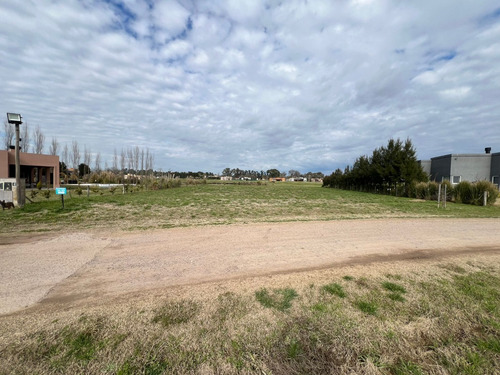 Se Vende Lote En Barrio Cerrado Frente A La Laguna.