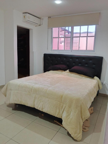 Ph En Venta - 5 Dormitorios 2 Baños - Santa Rita