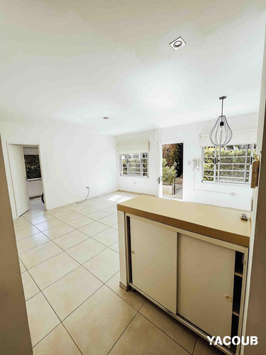Casa En Venta - 2 Dormitorios 1 Baño - Cochera - 105mts2 - City Bell
