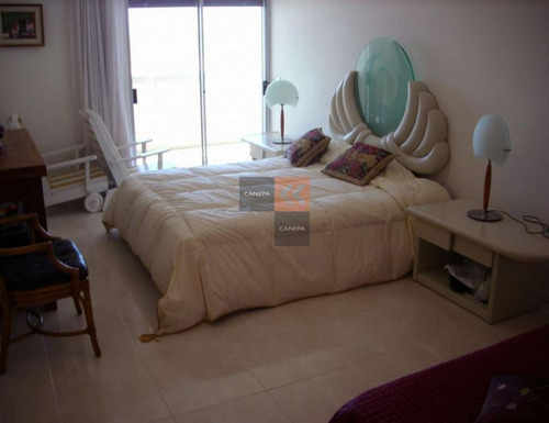 Espectacular Apartamento Frente Al Mar. Muy Espacioso Con Vista A La Mansa Y A La Brava.- Ref: 1396