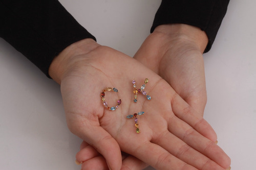 Pingente Letra 2cm Com Pedras Naturais Em Ouro 18k