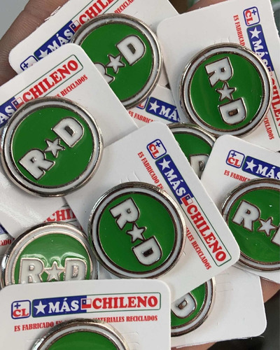 Imagen 3 de 9 de Pin Revolución Democrática