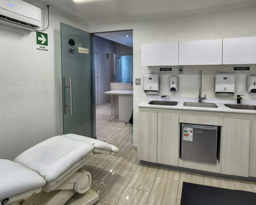 Clinica En Venta | 3 Estacionamientos | Permisos