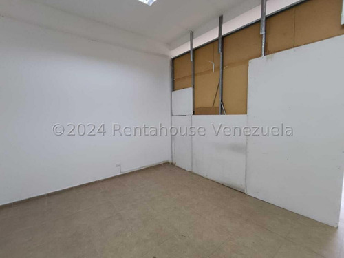 Rah Del Este Vende Lindo Local Comercial Ubicado En Cabudare 24-23350 Cuenta Con 46mts2, Buena Afluencia Vehicular, Ideal Para Cualquier Tipo De Negocio De Índole Comercial Y Belleza.
