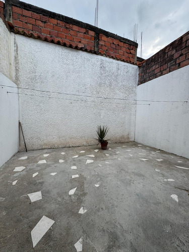 Ms Casa En Alquiler En La Av Rotaria