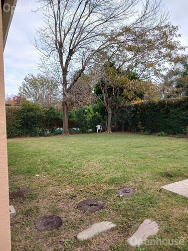 Casa En Venta En Barrio Los Jazmines Con Piscina