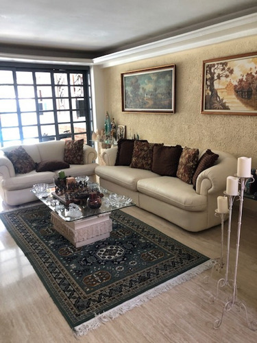 En Venta Bella Casa 563m²t Y 440m² C-5h+4b+1hs+1bs+piscina- T. Club Hipico
