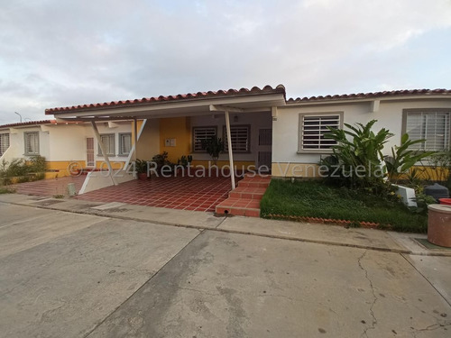 Carlos Colmenarez Flex 24-15010 Vende Hermosa Casa En Venta En Exclusivo Conjunto Privado En Toda La Avenida Ribereña. Cuenta Con 3 Habitaciones, Dos De Ellas Con Su Baño Privado Áreas Sociales