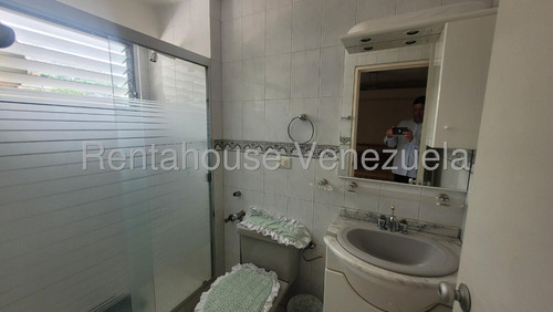 En Venta Iluminado Y Fresco Apartamento Con Vista Al Mar En Macuto