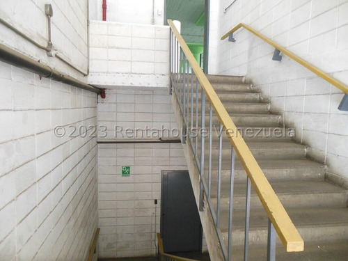 Edificio Industrial Con Mucho Potencial En Venta En La Yaguara Smb 24-10718 Yy