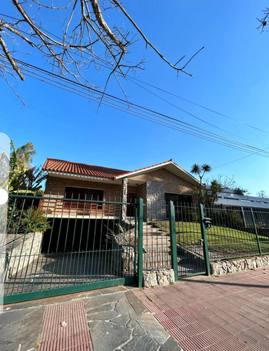 Venta De Casa De 6 Dormitorios En Carrasco, Montevideo