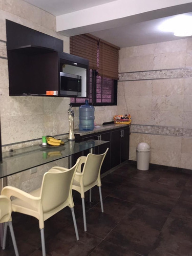 Imagen 9 de 17 de Townhouse En Venta En Lomas Del Este, 3 Niveles Conjunto Exclusivo Con Pozo De Agua, Doble Anillo De Seguridad Hermosas Áreas Sociales
