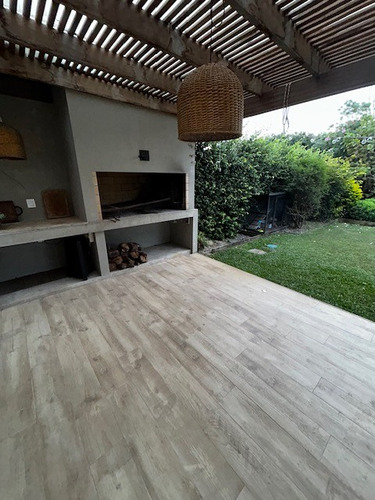 Casa En Alquiler De 3 Dormitorios C/ Cochera En Parque Miramar