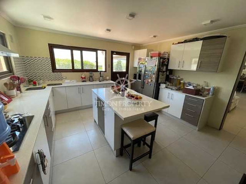Venta Casa 1.100 Mts2, Piscina Temperada (104034)