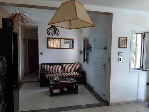 Casa En Venta De 3 Dormitorios.