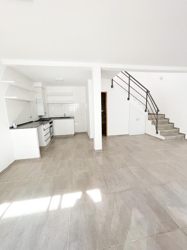 Casa Duplex De Pasillo En Arroyito