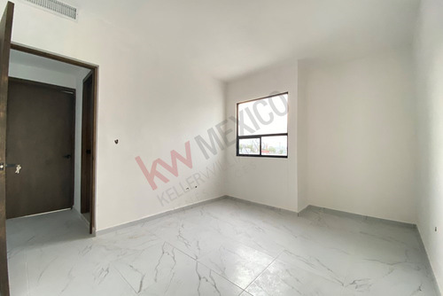 Casa En Venta En Torreón Con 3 Recamaras Y Doble Altura En Área Social