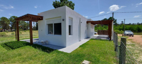 Vende Casa A Estrenar - 2 Dormitorios - Barrio Los Angeles