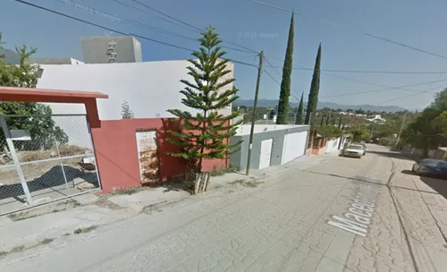 Propoedad De 2 Pisos Con Excelente Ubicacion Recien Remodelada