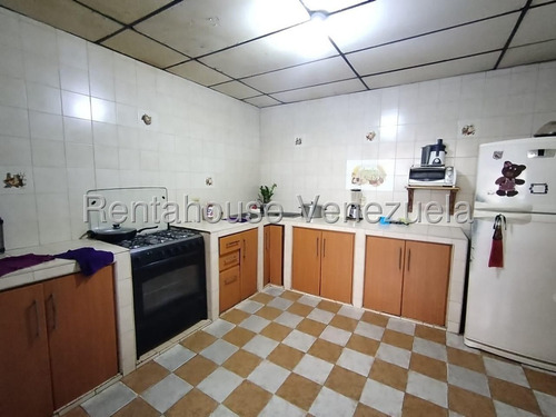 Raiza Suárez Vende Casa Comercial Ubicada En El Centro De Barquisimeto 2 5 1 5 9 0 2 Con Alto Tráfico Peatonal Y Vehicular, Lo Que La Convierte En Puntos Clave Para El Comercio.