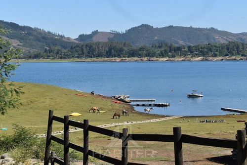 Casa En Venta De 5d 3b En Colbún, Sector Los Canelos.