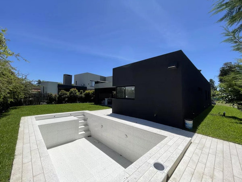 Casa En Venta - 3 Dormitorios 4 Baños - 508mts2 - Benavidez