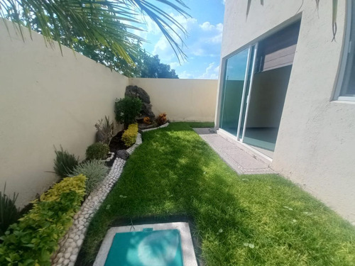 En Venta Casa En El Pueblito Centro, 3 Recamaras, 3.5 Baños,